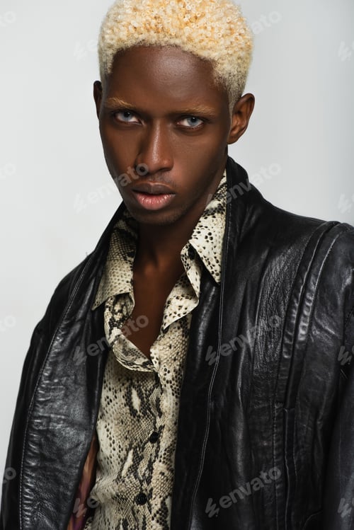 Preview: blonde african american man in leather jacket and snakeskin print shirt isolated on grey