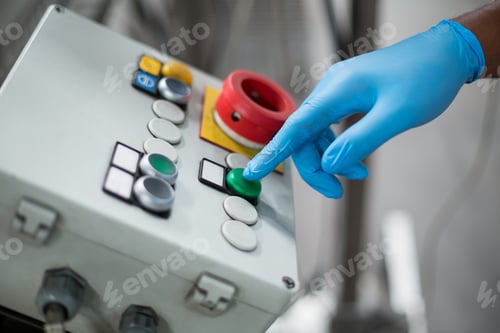 Vista previa: Ingeniero de fábrica presionando el botón en la fábrica de botellas