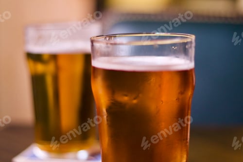 Vista previa: Beer in pint glasses