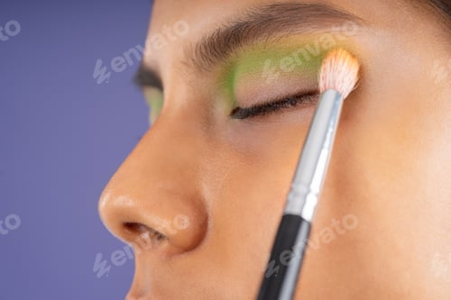 Preview: Making up the eyelid of the young woman with green color