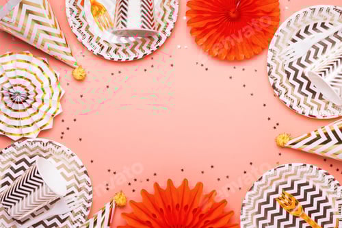 Visualização: Moldura feita de acessórios para uma festa em ouro