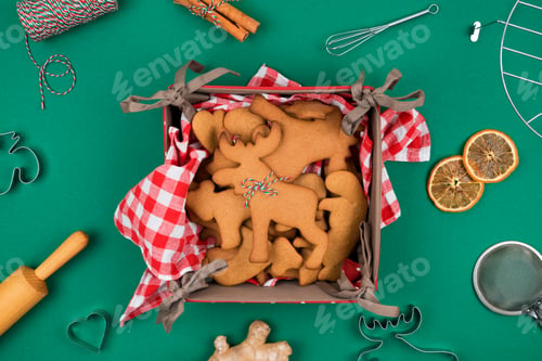 Preview: Top view of freshly backed Christmas gingerbread cookies on red plaid napkin