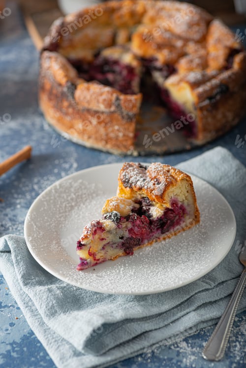 Preview: Breaded rustic pie with berries