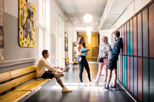 Visualização: Estudantes (14-15) no corredor