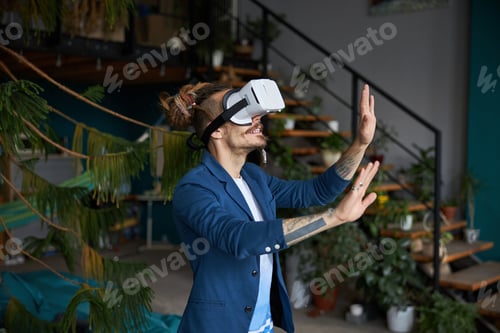 Preview: Stylish young man wearing virtual reality glasses