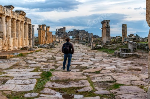 Preview: Ruins of the ancient city of Hierapolis in Turkey