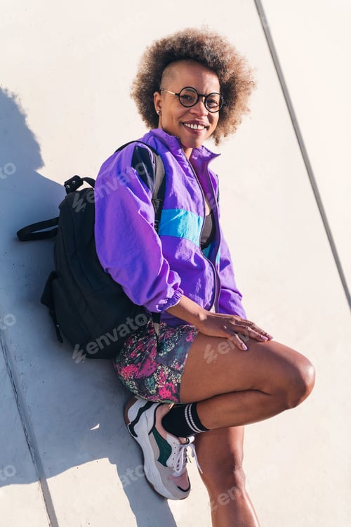 Preview: smiling african young woman in sports clothes