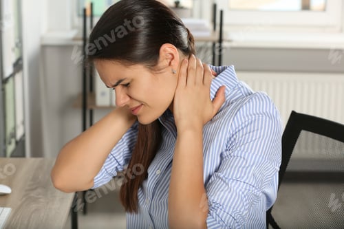 Vista previa: Mujer joven que sufre de dolor de cuello en la oficina