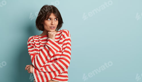 Vista previa: Young female looking at copy space