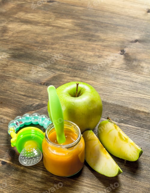 Preview: Baby food. Baby puree from green apples.