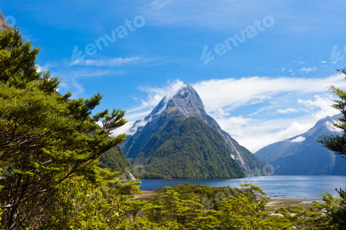 Preview: Milford Sound and Mitre Peak in Fjordland NP NZ