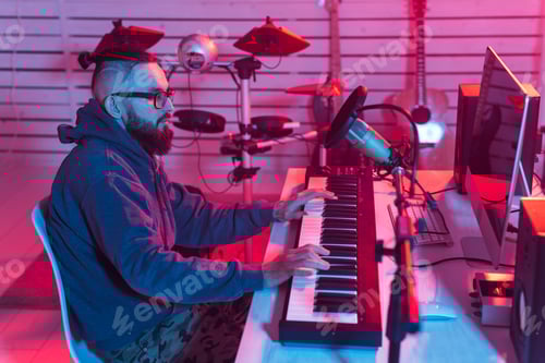 Visualização: Músico profissional gravando sintetizador em estúdio digital em casa, tecnologia de produção musical