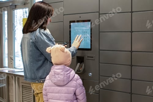 Preview: Receiving an order from a self-service parcel machine. Online shopping concept
