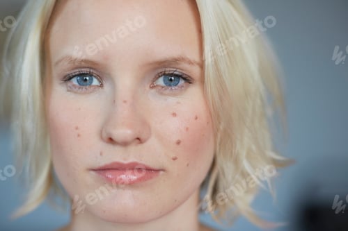 Preview: Close up of woman?s face
