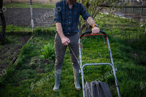 Preview: moving the lawn in green garden