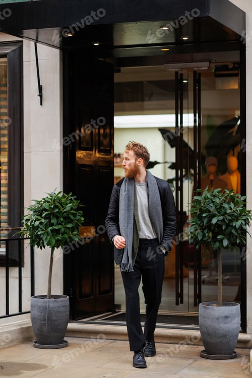 Preview: Portrait of a stylishly dressed bearded man on the street