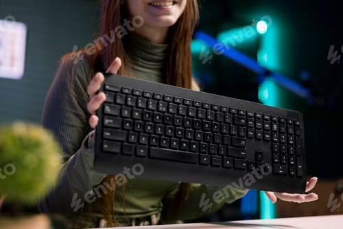 Preview: Online star does influencer marketing by advertising keyboard, close up