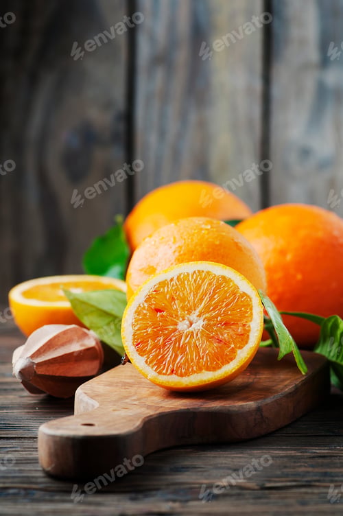 Vorschau: Frische süße Orangen auf dem Holztisch