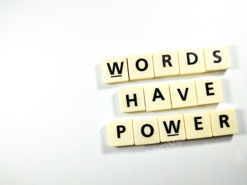 Visualização: Letras do Scrabble com texto PALAVRAS TÊM PODER em fundo branco