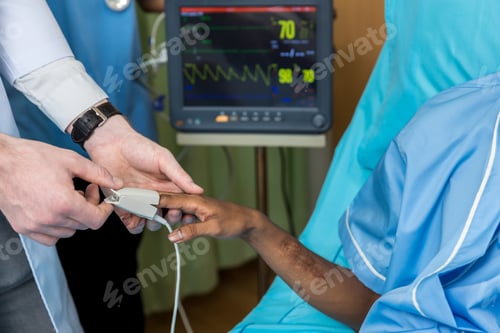 Preview: Doctor using tool Measure pulse rate and oxygen to patient