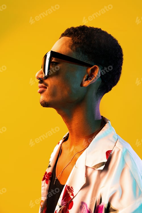 Vista previa: African man portrait in studio on colorful background