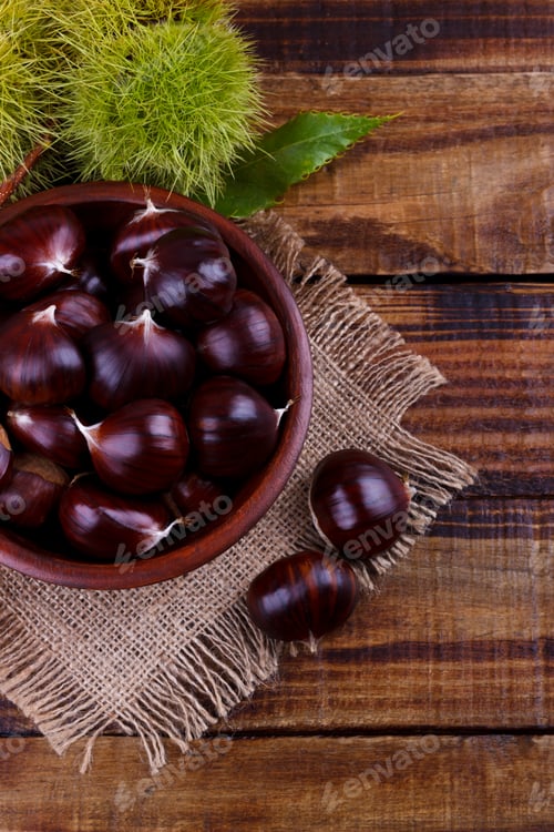 Preview: Fresh chestnuts in a bowl