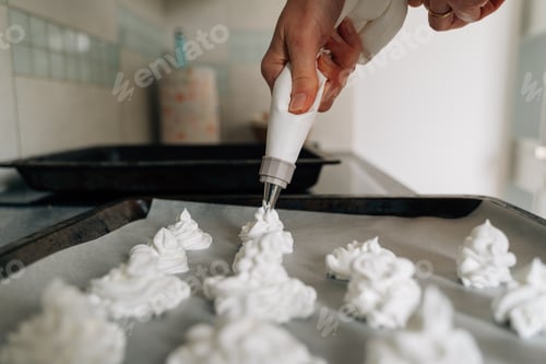 Preview: Close up of woman hands cooking meringue at home. Desert recipe