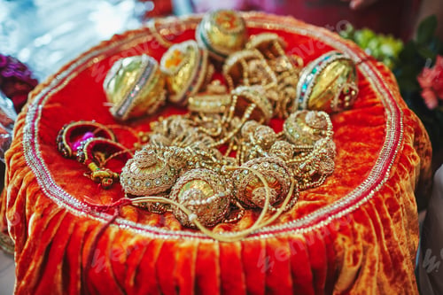 Preview: The golden Choora (Chura) and bangles on red velvet plate