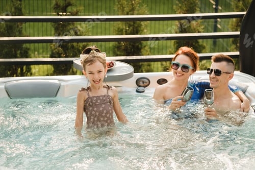 Preview: In summer, the family rests in the outdoor hot tub
