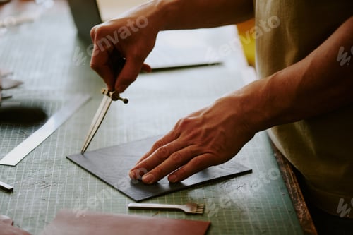 Vista previa: Pieza de cuero irreconocible con manos masculinas