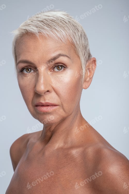 Vorschau: Nahaufnahme einer schönen Frau, die in die Kamera schaut