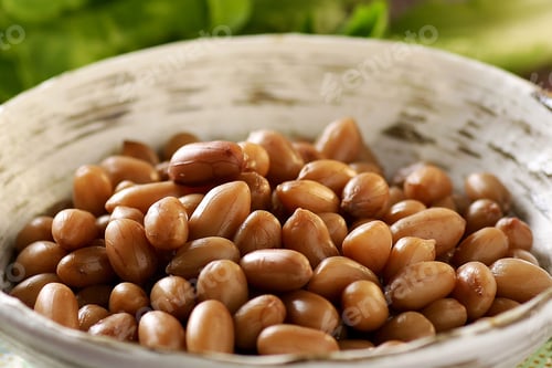 Preview: Close-up of boiled peanuts in a bowl.