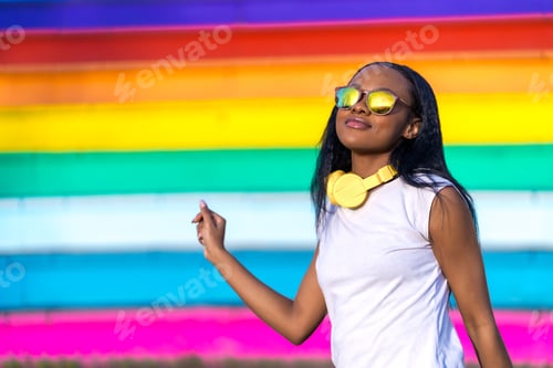 Preview: Cool african woman enjoying the sun in an urban park