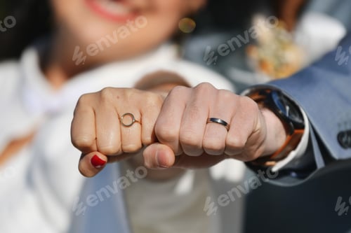 Preview: Bride and groom show wedding rings