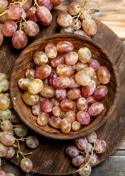 Preview: Pink grapes in bowl .