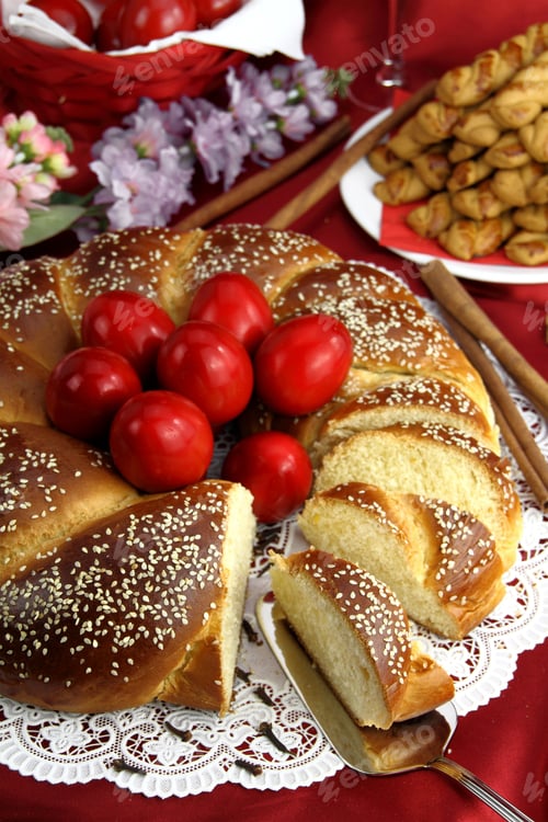 Preview: Easter sweet bread with red eggs