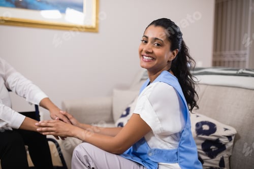 Vista previa: Portrait of smiling doctor touching patient hands