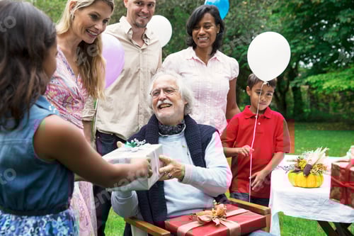 Visualização: Avô recebendo presentes na festa de aniversário no jardim