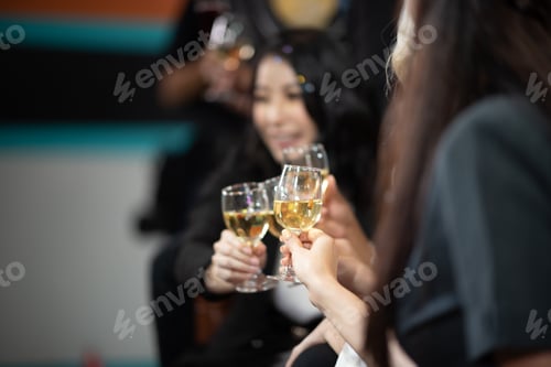 Visualização: Um grupo de trabalhadores está saindo