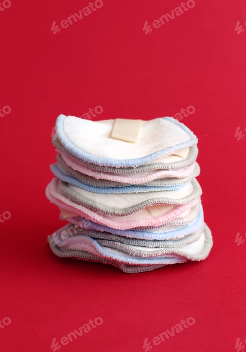 Preview: Eco friendly reusable make-up remover pads on red background