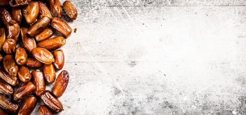 Preview: A pile of ripe dates on the table.