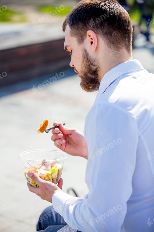 Preview: businessman in shirt and tie with salad lunch box