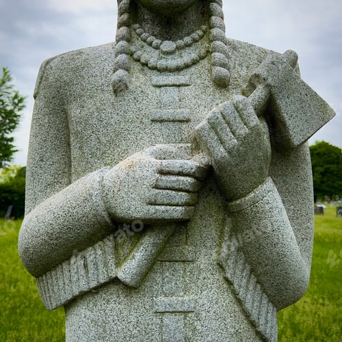 Preview: Torso shot of sculpture of Native American chief with tomahawk