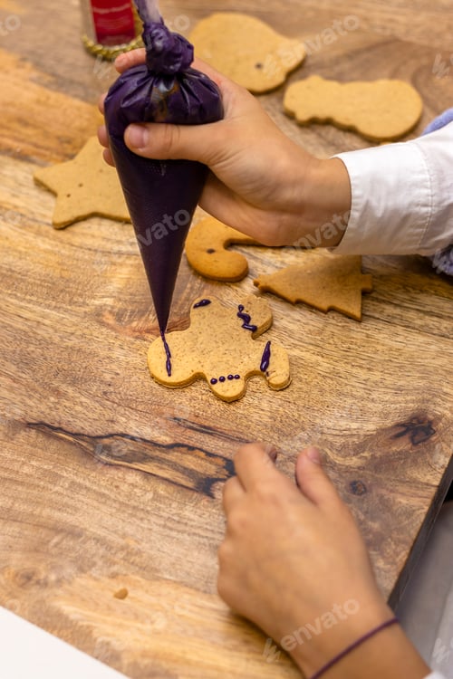 Preview: Christmas cookies workshop. Decorating gingerbread man-shaped cookies.