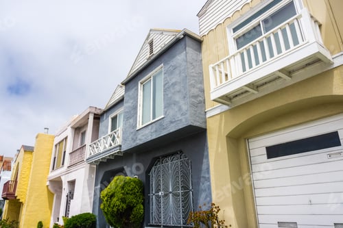Aperçu: Street view of rows of houses in one of the San Francisco's residential neighborhoods, California