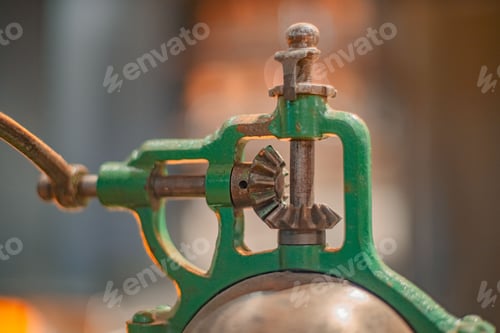 Preview: Green fire extinguisher with a metal pipe spout