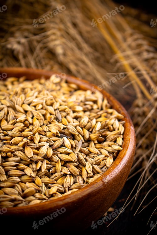 Preview: Wooden plate with rye grains and spikelets.