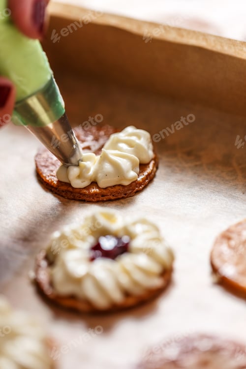 Preview: Pastry chef is decorating a mille-feuille cake