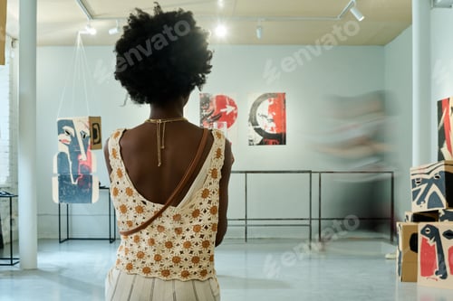 Preview: Elegant female visitor of vernissage