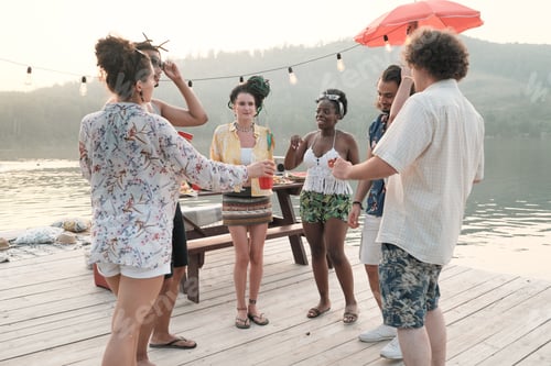 Visualização: Jovens dançando ao ar livre